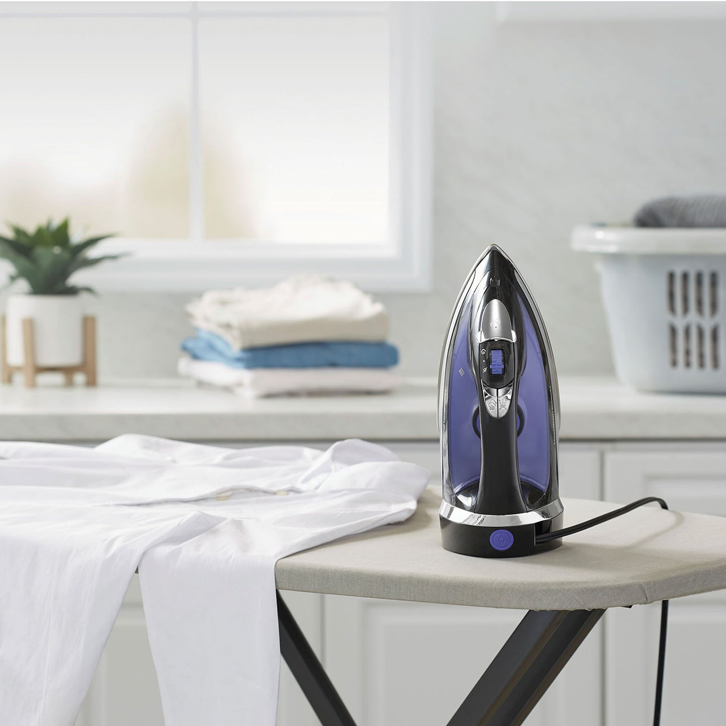 Plancha de Vapor Hamilton Beach con Cable Retractil Negra 14214